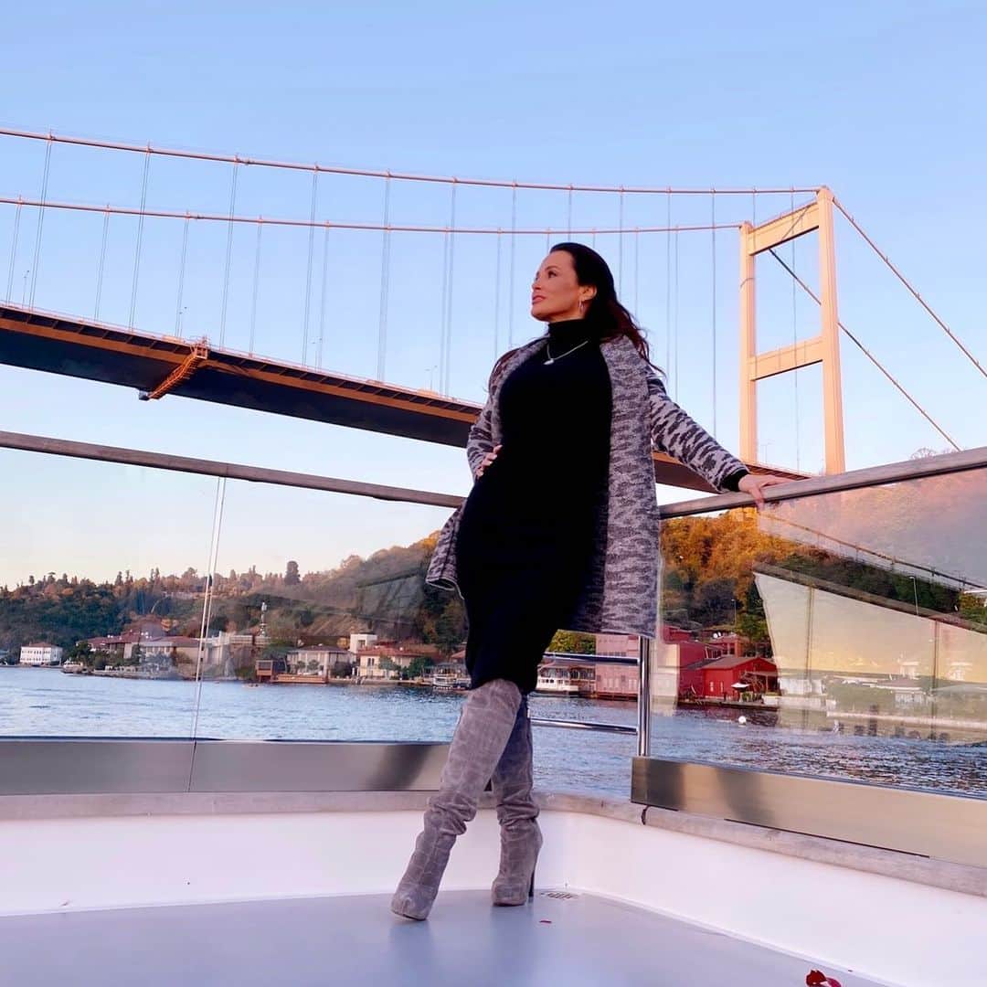 リサ・アンさんのインスタグラム写真 - (リサ・アンInstagram)「A moment reflecting on my adventure! The last night in Istanbul the team @durexturkiye took us out on a boat on the Bosphorus. We watch the sunset, listened to music and it was the perfect ending to a very special trip. 📸 @rodoslucan」1月21日 7時35分 - thereallisaann