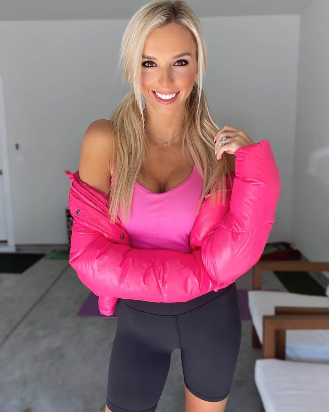 Elise Lobbさんのインスタグラム写真 - (Elise LobbInstagram)「💖TOMORROW💖 I’m doing another Instagram live workout at 11:30 EST! ⛳️💪🏼 hope to see you there !!🤪  #golf #fitness #workout #golffitness」1月21日 7時37分 - eliselobb