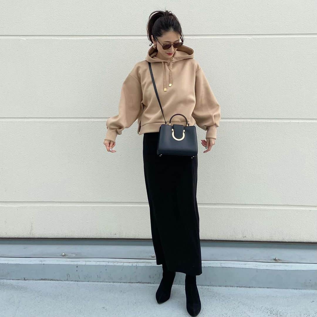 のインスタグラム：「✴︎ カジュアルになりがちなショートパーカーをタイトスカートで大人っぽく☺︎ 丈が短いからスタイルアップして見えるのが嬉しい❤︎ . . tops/ @lagunamoon_com  . . #パーカー#タイトスカート#スカートコーデ #シンプルコーデ#大人カジュアル#outfit#ootd#outfitoftheday#fashion#instafashion#salvatoreferragamo」