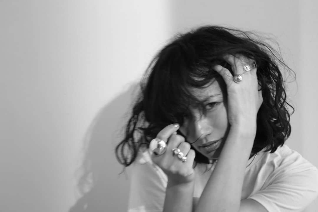 のインスタグラム：「@enasoluna_official  シルバーリング達は ゴールドの華奢な世界とは違い しっかりと重みのある存在感 綺麗な格好にもカジュアルにも シルバーって素敵よね @enasoluna_sow にもシルバーラインナップは沢山あります🤍 photo by @ballpark.ink」