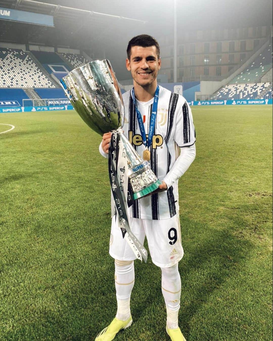 アルバロ・モラタのインスタグラム：「Súper campeones! @juventus #finoallafine ⚪️⚫️❤️🙌」