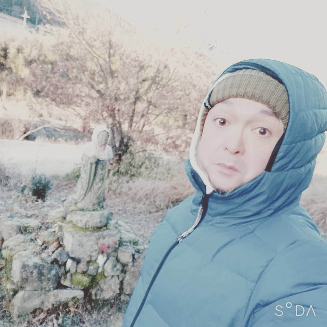 松本隆博のインスタグラム：「。 今日もきた。 健康祈願。そして世の中 が元の健康な社会になる ように… 今日は！、、、さぶい。 かなり(^q^)☆彡  ～人生遊歩道～  がんばるよー」