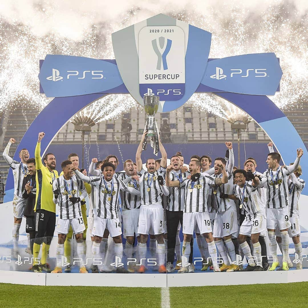 フェデリコ・ベルナルデスキのインスタグラム：「SUPERCAMPIONI! 🏆🇮🇹💪🏼 #JuveNapoli #PS5Supercup #FinoAllaFine」