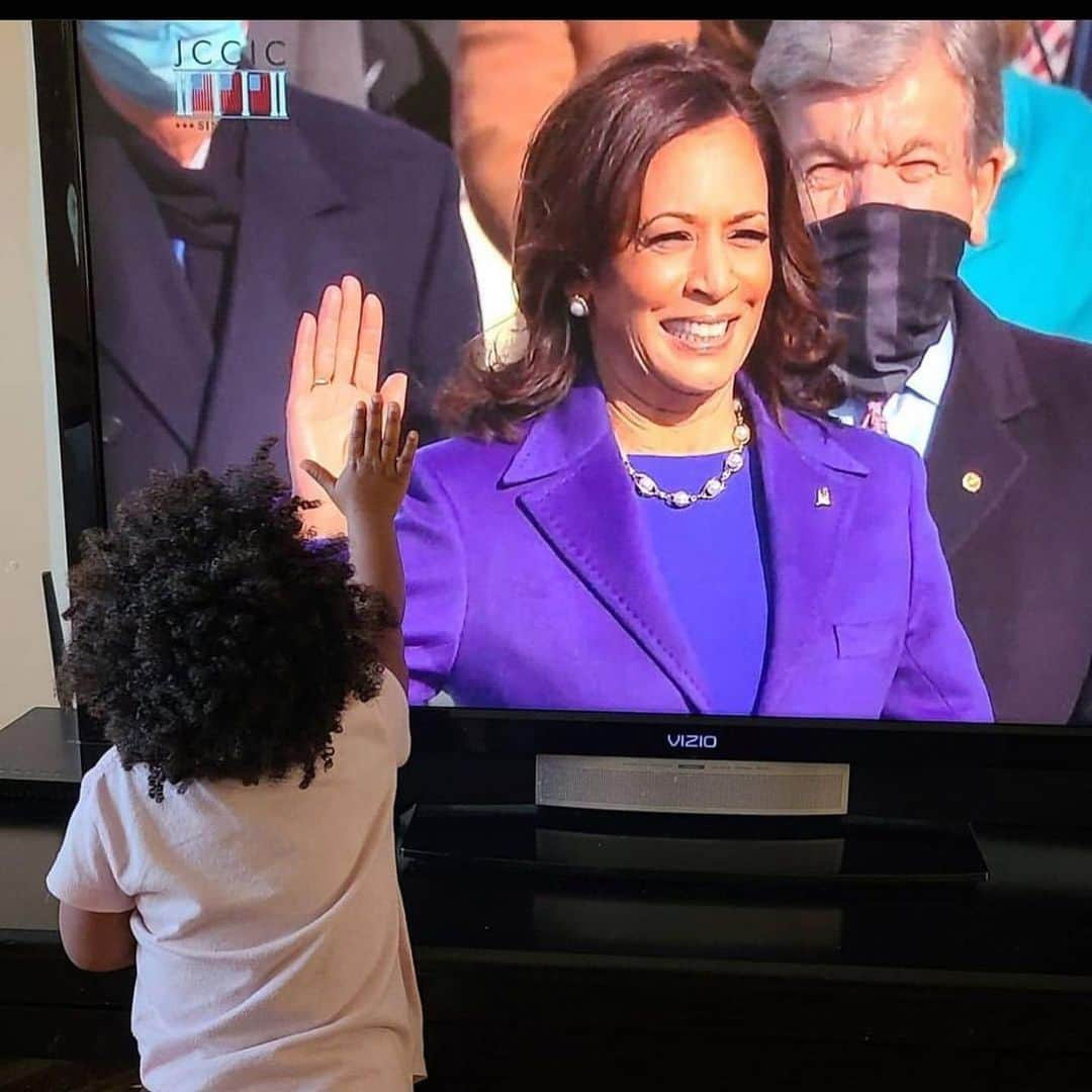 コンスタンス・マリーさんのインスタグラム写真 - (コンスタンス・マリーInstagram)「God Bless America! ✨🙌🏽✨🙌🏽🇺🇸🙌🏽✨🙌🏽✨ #kamalaharris #SheSePuede  #InaugurationDay  #Repost @blackand_real ・・・ How it should be❤️❤️ . . .  . #blm #saytheirnames #georgefloyd #philandocastile #breonnataylor #emmetttill #ericgarner #jamarclark #blacklivesmatter #amplifymelanatedvoices #amplifyblackvoices #blackintheivory #georgefloyd #justiceforfloyd #justiceforgeorgefloyd #justiceforbreonnataylor #justiceforahmaudarberry #blm #blacklivesmatter #blacksuccess #blacknews」1月21日 7時45分 - goconstance