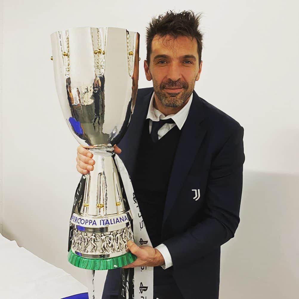 ジャンルイジ・ブッフォンさんのインスタグラム写真 - (ジャンルイジ・ブッフォンInstagram)「Primo trofeo della nostra stagione ⚪⚫ E sono 🏆🏆🏆🏆🏆🏆🏆! #SuperJuve」1月21日 7時47分 - gianluigibuffon