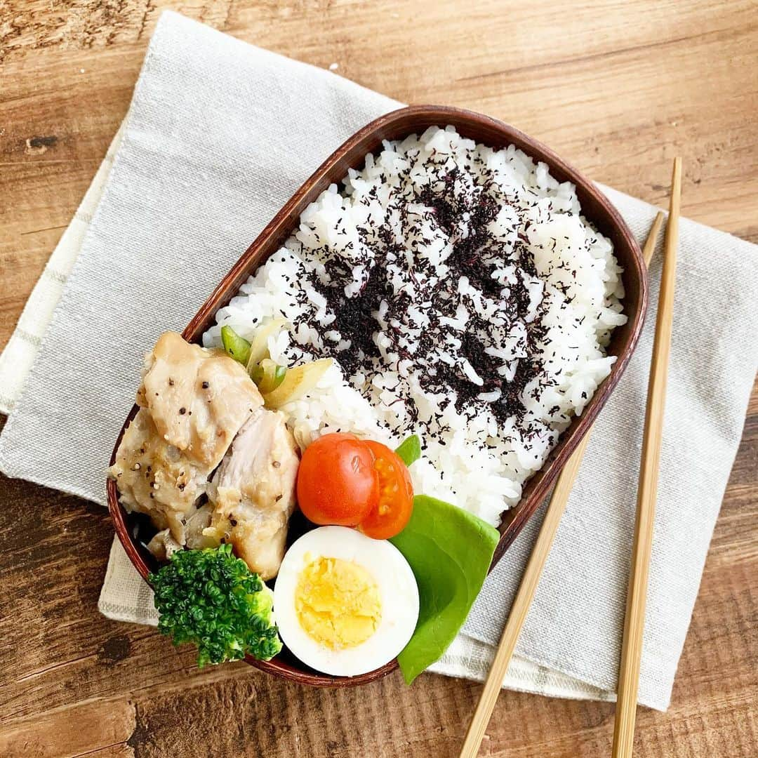 金子あきこのインスタグラム：「#お弁当 ♪ #チキンのピリ辛焼き #玉ねぎとピーマンのソテー #ゆで卵 ・ ・ ・ 今日もHAPPYな1日なりますように♡ 全ては自分がつくりだす ・ ・ ・ #男子弁当#高校生弁当#男子ママ#食べ盛り#米食#成長期#残り物#リメイクおかず#作り置き#取り置きおかず#弁当#健康#食物繊維#塩麹#発酵食品#腸内環境#美容#風邪予防#免疫力#ダイエット#減塩#管理栄養士#節約美容料理研究家#aricofood#金子あきこ」