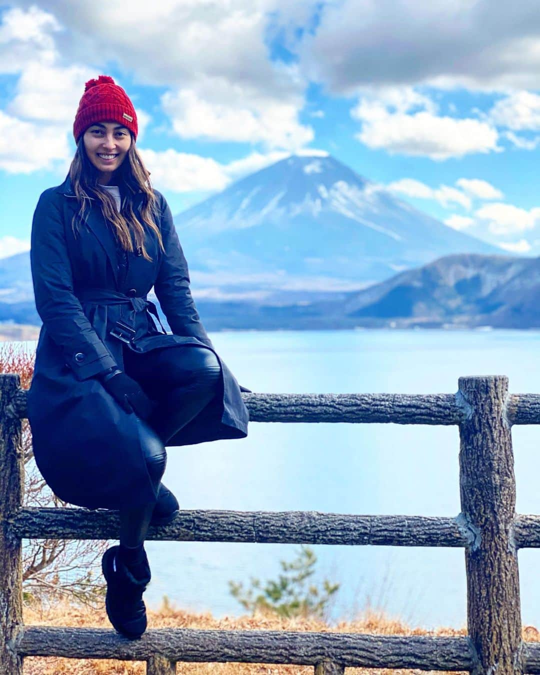 カシアのインスタグラム：「🏔 Depois de anos ver o Fuji assim , é maravilhoso.  * * * #fujisan #fuji #montefuji #japao #japan #日本 #ふじさん #富士山 #wintertrip #winter #winter2021」