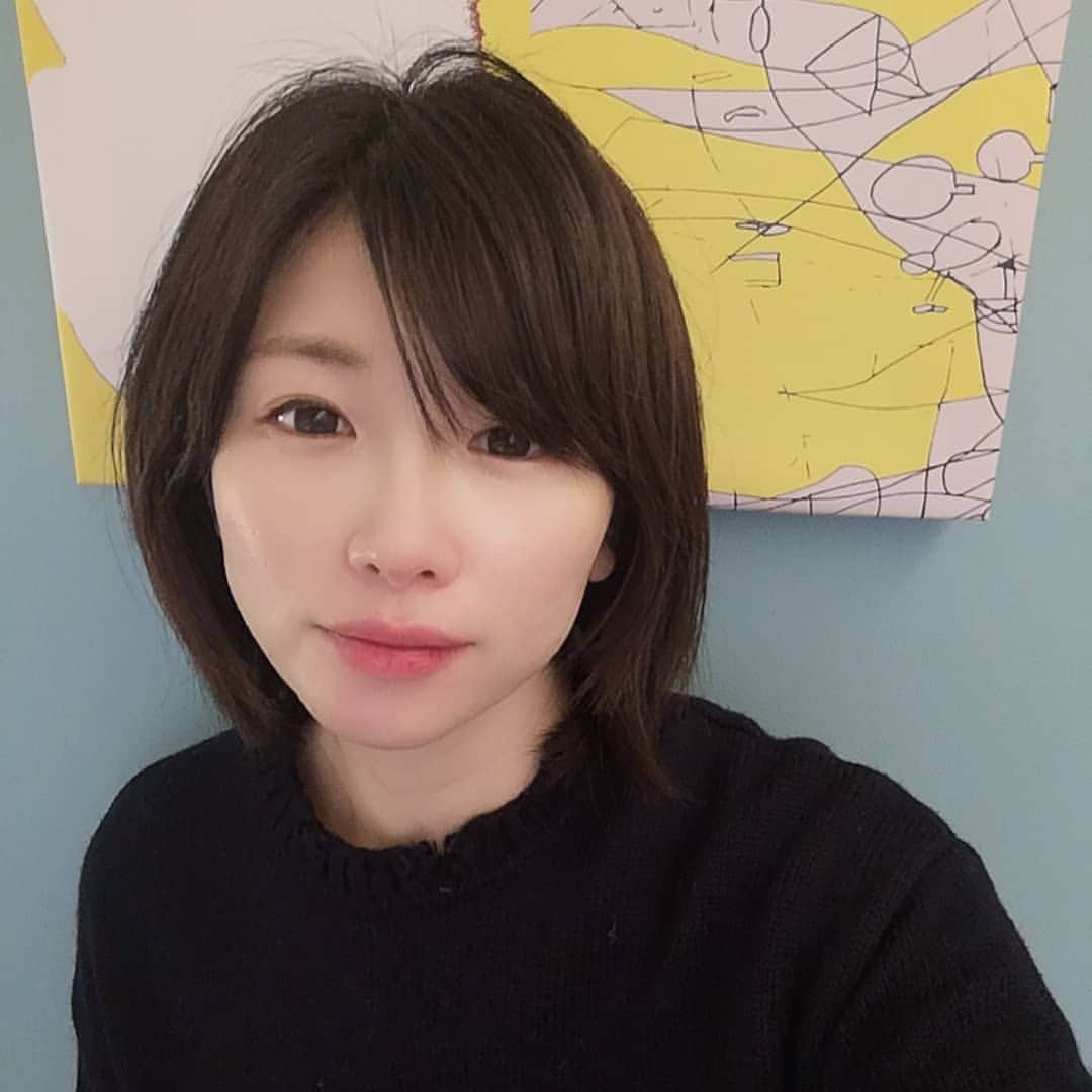 のインスタグラム：「おはようございます。  おかしな夢を沢山見て疲れました笑  夢を見ない人もいるみたいだけど、  私はハードな夢を結構見るタイプなので  そのせいか、いつも寝不足気味😅  #夢 #夢占い #変な夢 #寝不足 #睡眠障害 ？#dream #harddream #astrangedream #sleepdisorders #goodmorning」