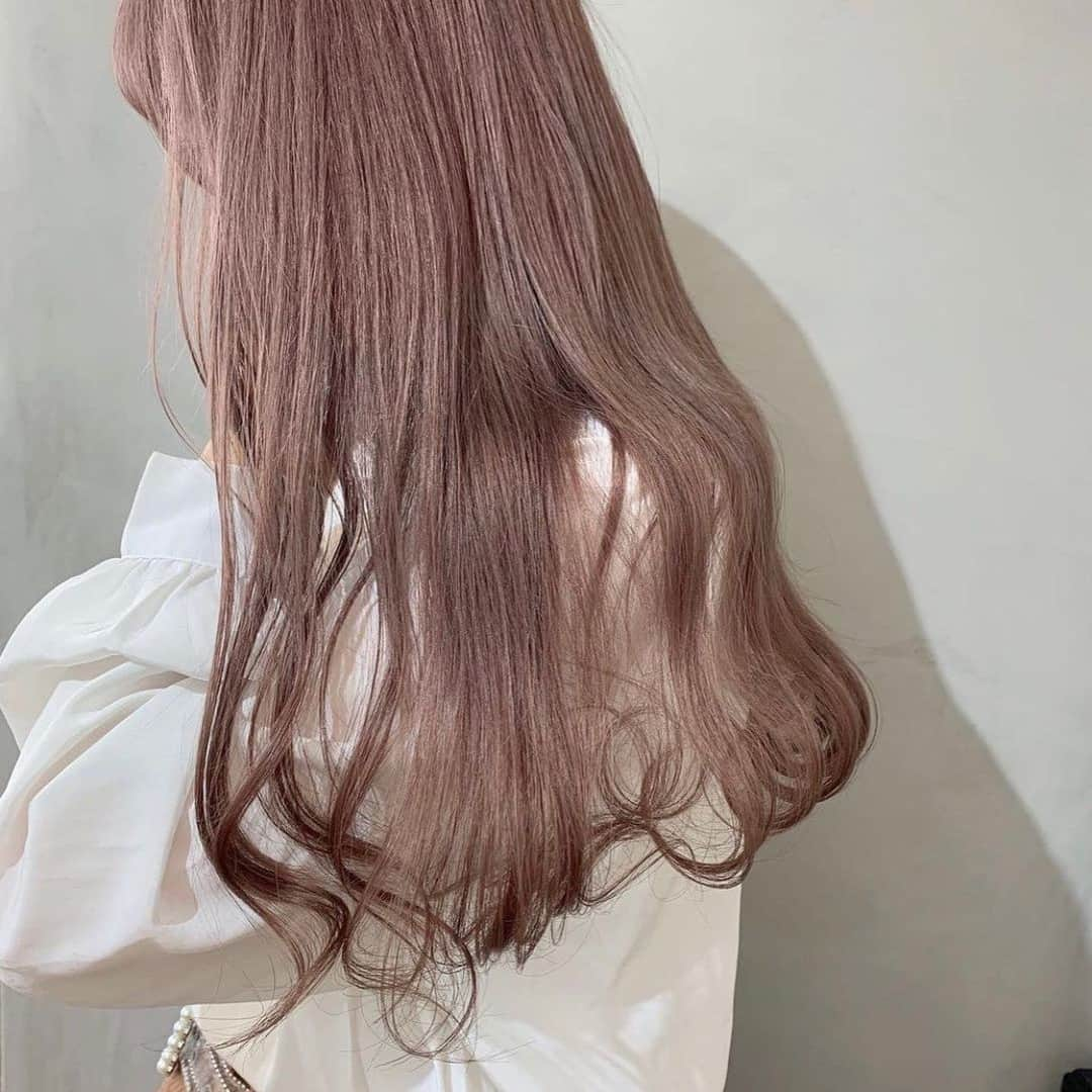 MERYさんのインスタグラム写真 - (MERYInstagram)「.⁣ ピンクブラウンで柔らかく女の子らしいヘアに💗⁣ .⁣ ピンクブラウンのヘアカラーは透明感たっぷりで、柔らかい印象に見せてくれる色味。女の子らしさを演出したい時にもってこいですね。⁣ 冬のハイトーンカラーにぜひ挑戦してみて♡⁣ .⁣ MERYでは他にも「かわいい」に近づくさまざまな情報を発信しています。⁣ @mery.beauty コスメ・美容に特化した情報をお届け♡⁣ @mery_spot 話題のカフェやお出かけスポットをご紹介！⁣ こちらもぜひチェックしてみてください！⁣ .⁣ .⁣ photo by @20myks @chiyo5781⁣ .⁣ #MERY #regram #instagram #instahair #hair #haircolor #pinkbrown #머리스타그램 #헤어컬러 #헤어컬러링 #헤어스타일링 #ピンクブラウン #ピンクブラウンカラー #ハイトーンカラー #透明感カラー #ミルクティーカラー #ミルクティーベージュ #ミルクティーグレージュ #ベージュカラー #ケアブリーチ #オリーブベージュ #くすみカラー #くすみ感カラー #ラベンダーベージュ #ヘア #ヘアカラー #お洒落 #お洒落さんと繋がりたい #MERY女子 #メリー」1月21日 8時00分 - mery.jp