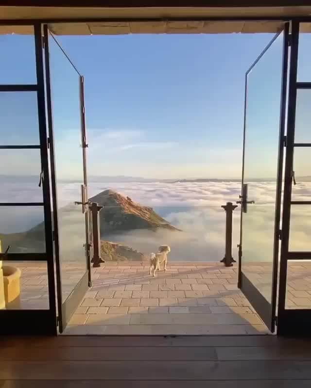 2.8 Milllon CAKESTERS!のインスタグラム：「Follow @top_luxuries and explore amazing locations and luxuries from around the world!⁠ .⁠ .⁠ Who’d you enjoy this view with?⁠ Malibu, California 📷 @maliburockyoaks」