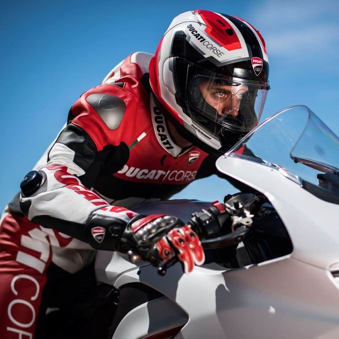 Ducati Japanさんのインスタグラム写真 - (Ducati JapanInstagram)「アライヘルメットが製作する最高峰モデル・RX-7Xをベースとした最新モデルDucati Corse V5。Drudi Performanceがパニガーレやスーパースポーツをイメージしてデザインしたレーシングスタイルの現代的なグラフィックです。  詳細はプロフィール( @ducatijapan )のリンクよりドゥカティ ジャパンのサイトをご覧ください。  #ドゥカティいいじゃん #ドゥカティアパレル #ドゥカティヘルメット」1月21日 8時00分 - ducatijapan