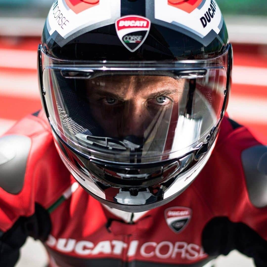 Ducati Japanさんのインスタグラム写真 - (Ducati JapanInstagram)「アライヘルメットが製作する最高峰モデル・RX-7Xをベースとした最新モデルDucati Corse V5。Drudi Performanceがパニガーレやスーパースポーツをイメージしてデザインしたレーシングスタイルの現代的なグラフィックです。  詳細はプロフィール( @ducatijapan )のリンクよりドゥカティ ジャパンのサイトをご覧ください。  #ドゥカティいいじゃん #ドゥカティアパレル #ドゥカティヘルメット」1月21日 8時00分 - ducatijapan