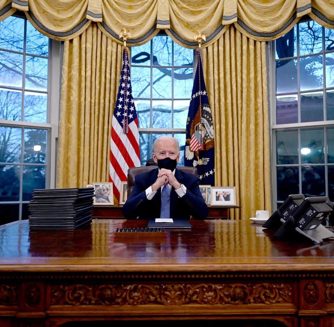 NBC Newsさんのインスタグラム写真 - (NBC NewsInstagram)「President Biden sits in the Oval Office at the White House.  📷 @jimwatsonafp / @afpphoto」1月21日 8時02分 - nbcnews