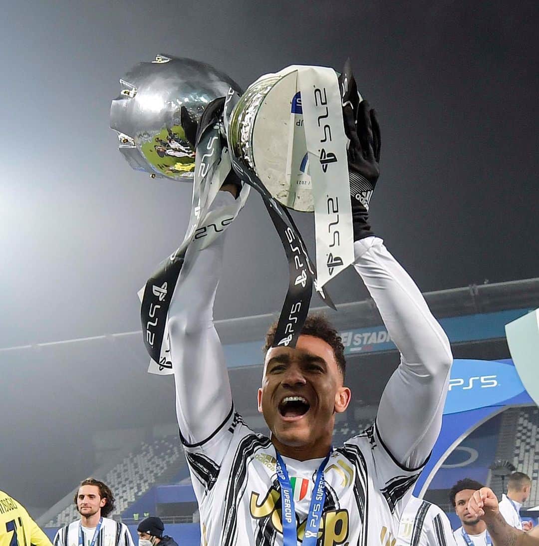 ダニーロ・ルイス・ダ・シウバのインスタグラム：「Questo trofeo lo dedico al nostro gruppo, a tutti i nostri compagni che non sono potuti scendere in campo, ma che ci hanno aiutato ad essere qui, e ai nostri tifosi. Questo dev’essere il nostro momento di svolta. Avanti Juve 💪🏽🤍🖤 #JuveNapoli #FinoAllaFine #Supercoppa #lifeisablessing」