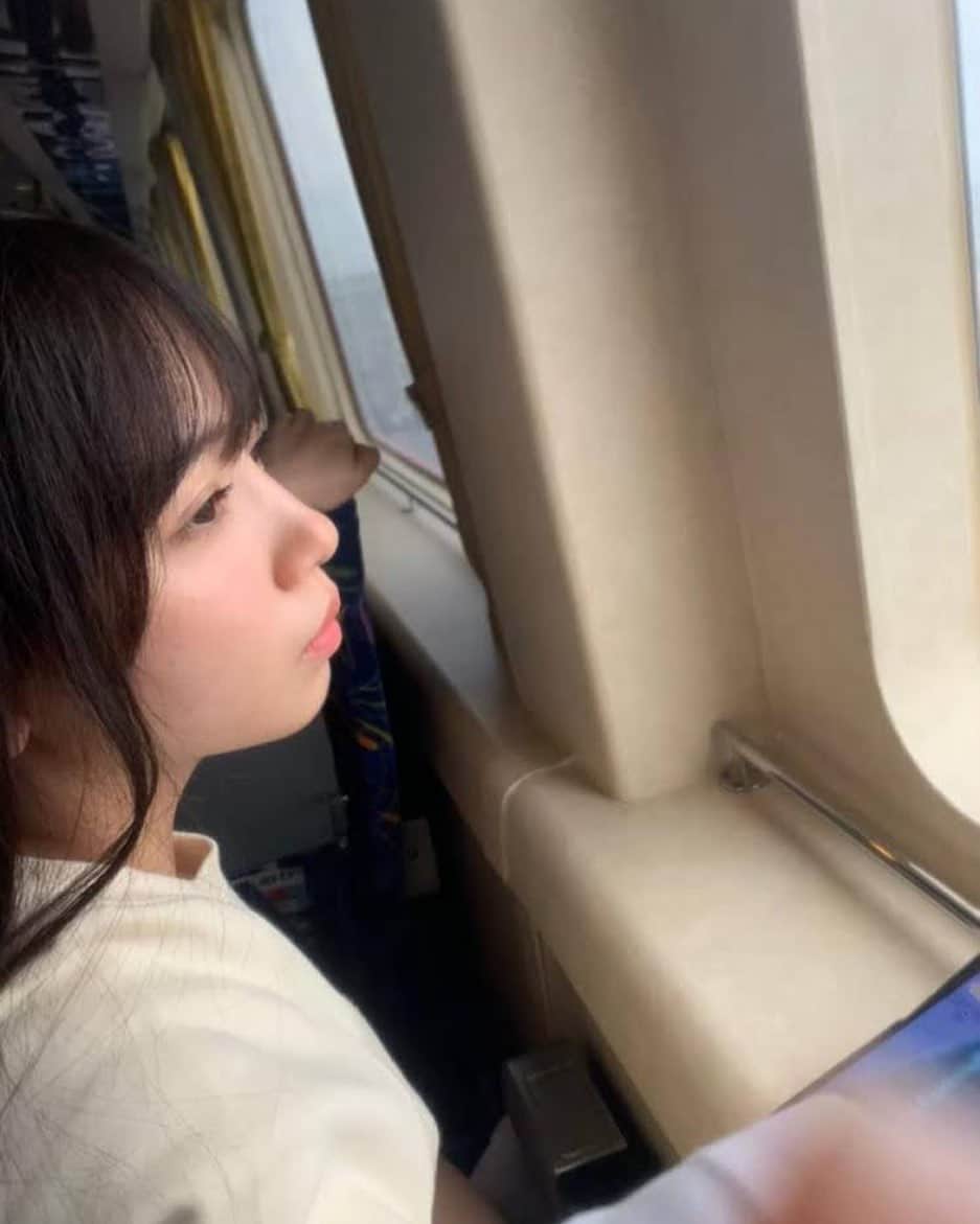 のインスタグラム：「【オフショット】 島へ向かう船の中の恋人⛴🏝 この憂いのある表情は、、眠いのか船酔いしたのか😭 きょんこに真相を聞いてみようと思います😇  #齊藤京子1st写真集  #とっておきの恋人 #齊藤京子 #日向坂46 #きょんこしか勝たん  #国民的彼女 #kyonstagram 👸💕  📢ご購入はプロフィールのリンクから」