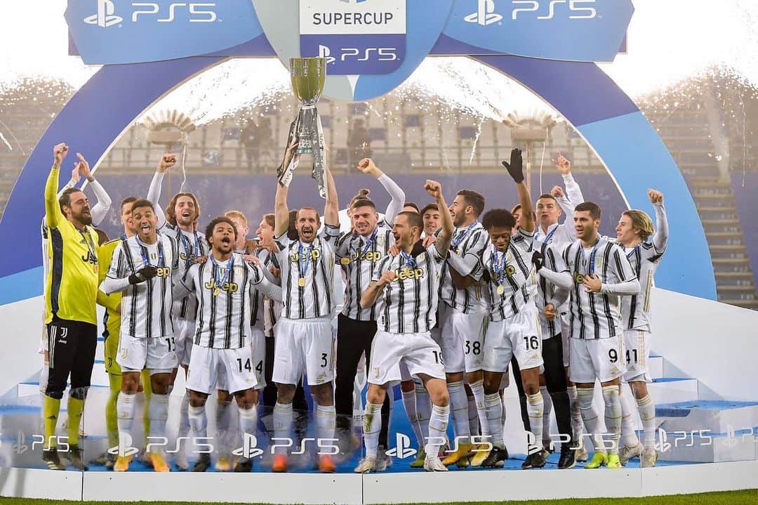 ロドリゴ・ベンタンクールのインスタグラム：「GRANDI RAGAZZI! La #PS5Supercup è nostra! Felice di aver conquistato un altro trofeo con questa maglia 🏆🏳️🏴 #FinoAllaFine #ForzaJuve @juventus  GRANDE EQUIPO! La #PS5Supercup es nuestra! Feliz de haber conquistado otro trofeo con esta camiseta 🏆🏳️🏴 #FinoAllaFine #ForzaJuve @juventus」