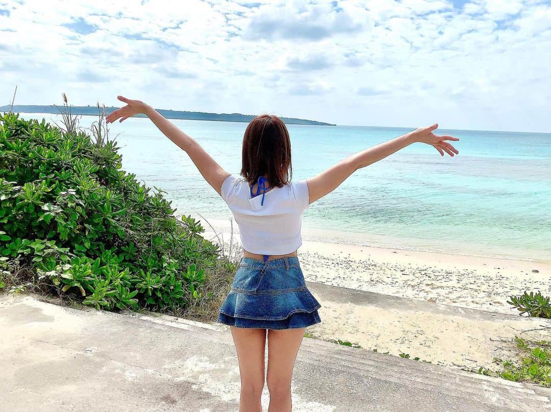 日向葵衣さんのインスタグラム写真 - (日向葵衣Instagram)「海だー! 🏝 好きだーって叫ぶの青春だよね(そんなの無かったけど)」1月21日 8時17分 - aoi_hnta