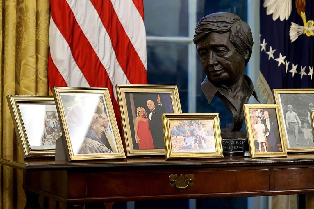 NBC Newsさんのインスタグラム写真 - (NBC NewsInstagram)「Bust of Cesar Chavez and a collection of personal photos are seen on behind President Biden's Resolute Desk in the Oval Office. ⁠ ⁠ 📷 Chip Somodevilla / @gettyimages」1月21日 8時22分 - nbcnews