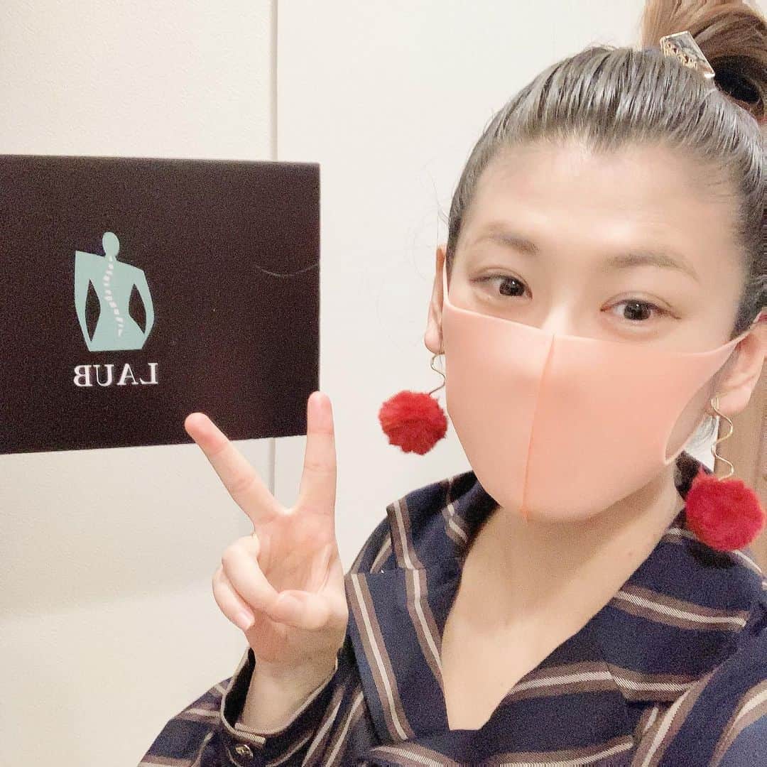 小阪有花（小阪由佳）のインスタグラム：「姿勢改善に行ってきました！ 中目黒駅から徒歩２分の駅近で、完全プライベート空間だから色々安心✨ そして肝心の姿勢改善なのですが、 背中の骨が本当まっすぐになって気持ち良かったです！ 最近はデスクでの仕事が多いから、背中や腰が痛かったなら助かった😭 体が自然にいい姿勢作ってくれるってこんな楽なんだな😭  私は、こうゆう施術を受ける際、自分にあってる！と判断する基準があって、それは、仕事で使えるいい案が降りてくるかってことなのですが、 施術中、仕事のこと考えてなかったのに、ふわっと次の原稿の案が降りてきてくれました！なので、きっとここはすごく良いんだ！と判断！（判断基準がそこ笑） これからも通おう♫  #中目黒 #姿勢矯正 #姿勢改善  #姿勢美人 #腰痛改善」