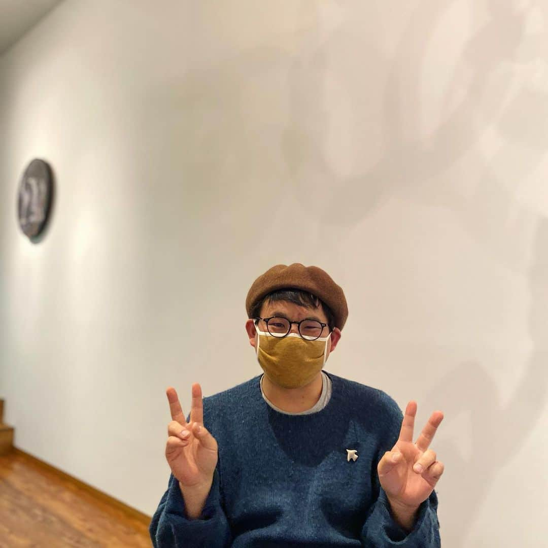 清川あさみさんのインスタグラム写真 - (清川あさみInstagram)「svudio visit.   昨日のアトリエの来客。 鈴木おさむさん、写真家の藤代冥砂さん、写真家の濱口秀明さん、歌舞伎役者まで😆。 いつもながらに其々のプロジェクトが楽しみです。 距離は保ちますが濃厚なお仕事の打ち合わせ時間。  写真は冥砂さんからリポスト！ #Repost @meisafujishiro with @make_repost ・・・ アーティストの清川あさみさん。 久しぶりにタッグを組んで製作することに。招集を受け、彼女のアトリエで作戦会議。  多彩多作な製作熱もすごいけど、プロデュース力もすごいなと感心。  絶賛仕込み中、也。  #清川あさみ　#淡路島　#打ち合わせ　#仕込み中」1月21日 8時23分 - asami_kiyokawa