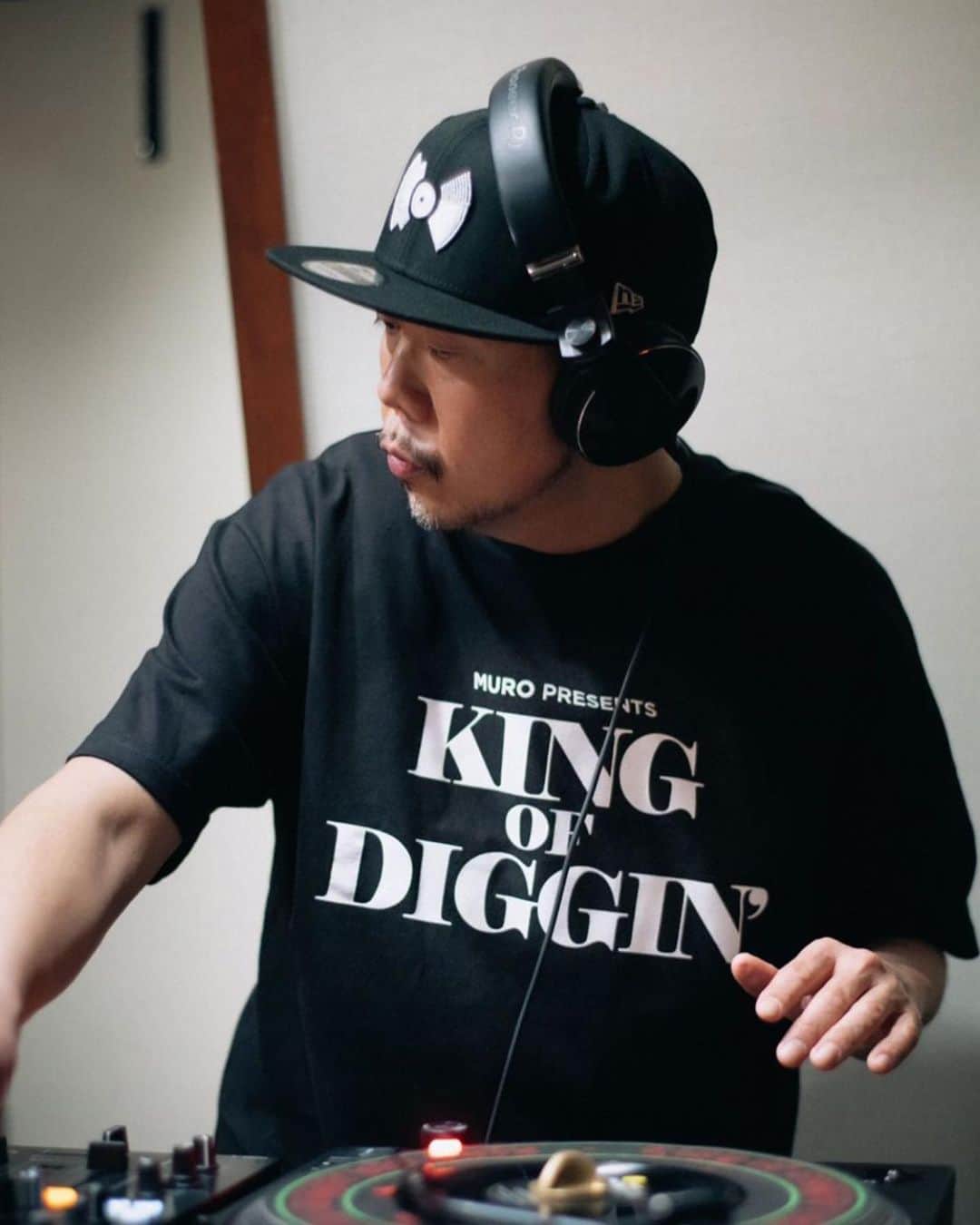 のインスタグラム：「おはようございます〜⛅️ 昨夜　@tokyofm_official での @king_of_diggin にお付き合い頂いた皆様に、心より感謝感謝‼︎ 只今番組のオフィシャルサイトでは、グッズの販売も開始されましたので、そちらの方も是非チェックしてみてください♪ @opec_hit  Photo: @murakenphoto  #tfm_kod #kingofdiggin  #vinylonlyprogram  Produced by #千代田ホテル」
