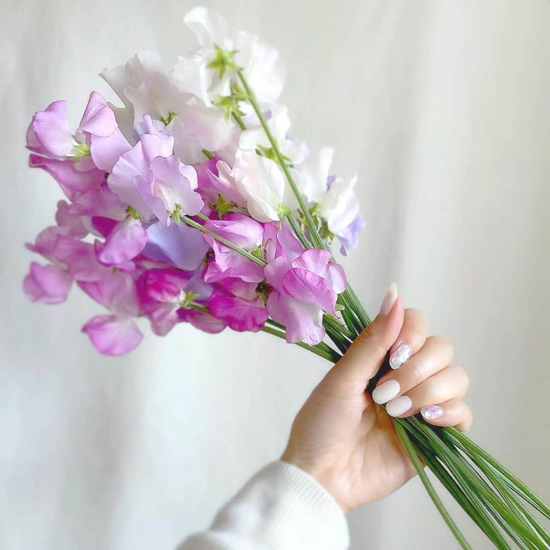 愛内みさのインスタグラム：「💐 お花とハートの色がぴったり🥺 でいつも素敵すぎるお写真ありがとうございます🥰 @photoesthe_mayu  ・ やっぱ女子トークはいつまでも楽しいなぁ♡♡*  ・ ୨୧┈┈┈┈┈┈┈┈┈┈┈┈┈┈┈┈┈┈  表参道徒歩5分のネイルサロン Accueil unautre ・ ◼︎平日　11:00〜21:00 ◼︎土日祝　11:00〜19:00 ・ ▫︎パラジェル追加料金なし ▫︎ 大人可愛いネイルサンプル700種以上！ ▫︎ カラーは300色以上からお選びいただけます。 ▫︎持ち込みデザインは事前に相談いただけるとスムーズです◎ ・ ご予約はDMからお問い合わせください❁ ・ ・ ・ #お花ネイル #バレンタインネイル #お花のある暮らし」