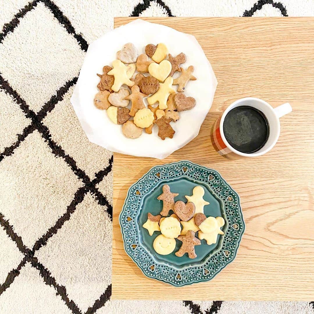 片桐優妃のインスタグラム：「カフェやレストランになかなか行けないので#おうち で#カフェ気分 #☕️ . 初心に帰って#型抜きクッキー #🍪 . ゆるさかたさのバランス以外と難しい🤔そして甘さ控えめすぎたから全然もっと甘くていいなぁ😋 . ペガサスとか王冠とかかわいい型もっとほしい！どこで売ってる？やっぱりネットかな🖥 . #おうちカフェ #クッキー #手作りクッキー #おうち時間 #ごはん123 #セリア」