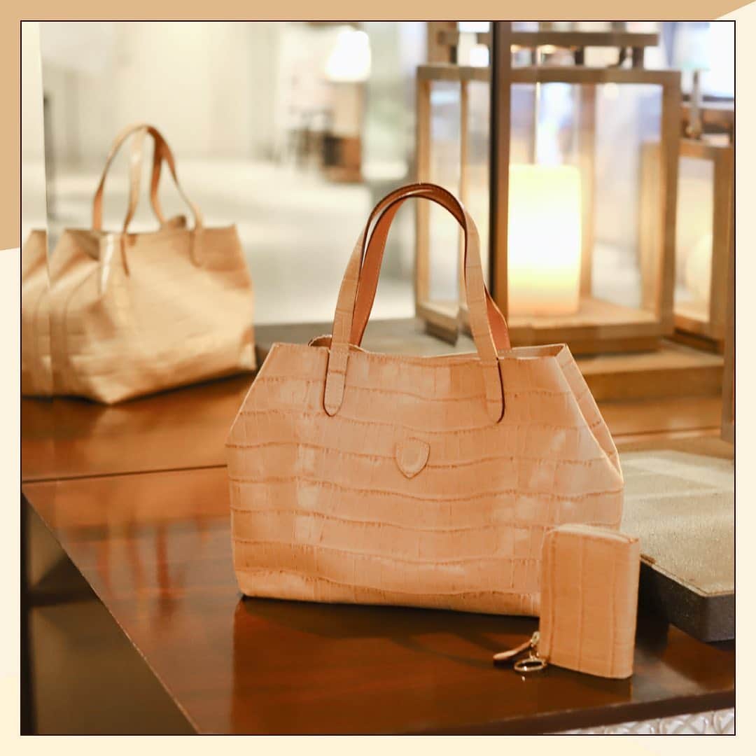 Felisi Japan 〔フェリージ〕のインスタグラム：「【Natural Color Shades】 . シーズンレス且つタイムレスな、 ベージュやナチュラル系のニュートラルカラー。 程よい艶感、そして上品さを感じるカラーの レザーアイテムは、トレンドへの感度の高い貴方の スタイリングへそっと寄り添ってくれます。 . . ■Hand Bag Model No. 17/28/SA Price：¥71,500 . ■Wallet Model No. 1074/SA Price：¥35,200 . . . #felisi #feisiselection #felisicollection #leathergoods #beige #naturalcolor #colorshades #wallet #bag #フェリージ #フェリージセレクション #フェリージコレクション #ベージュ #ナチュラルカラー #トープ #バッグ #ウォレット #ミニウォレット #革小物 #革製品 #レザーバッグ #かばん #鞄」