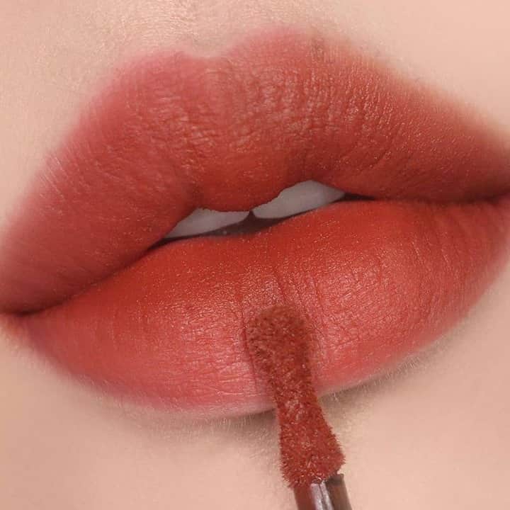 のインスタグラム：「Marrakesh, meet Powder Kiss 💄. We reimagined the alternative red that defies all expectations in our ground-breaking moisture-matte formula. Sink your lips into our soft-focus matte, rust-toned red with new Powder Kiss Liquid Lipcolour in Marrakesh-mere.  #Regram @maccosmeticskorea @monaka.beauty」