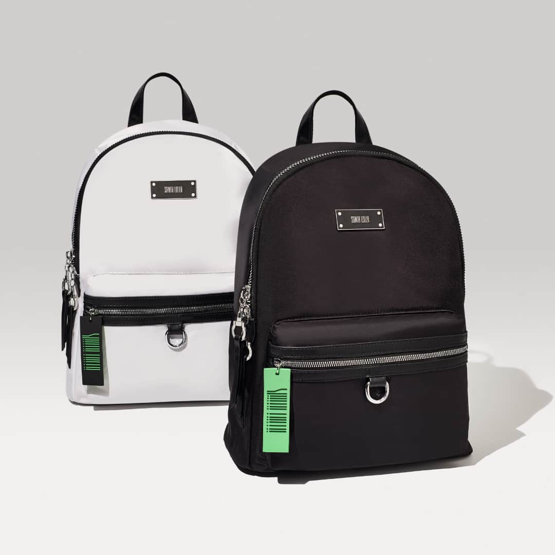 Santa Lollaのインスタグラム：「Para as mulheres com uma rotina agitada, vale a pena se jogar na praticidade da mochila em nylon. O modelo ganha pontos extras pelo espaço interno e estilo de sobra! [ R$349,90 cada ] #santalollaverao21 #SLhandbags #lollasport #backbag」