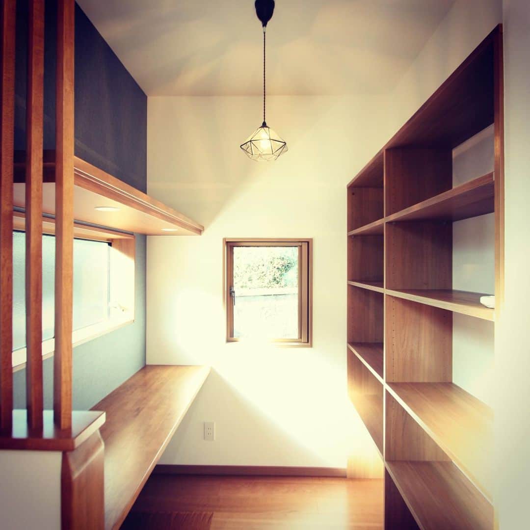 井上建設株式会社（下関）のインスタグラム：「#inouek #おうち時間 #リモートワーク #ワークスペース #カフェコーナーとしても　#ひあたり良好 #捗る仕事   LDKに隣接したスペースです。様々なシーンで役立ちそうです！」