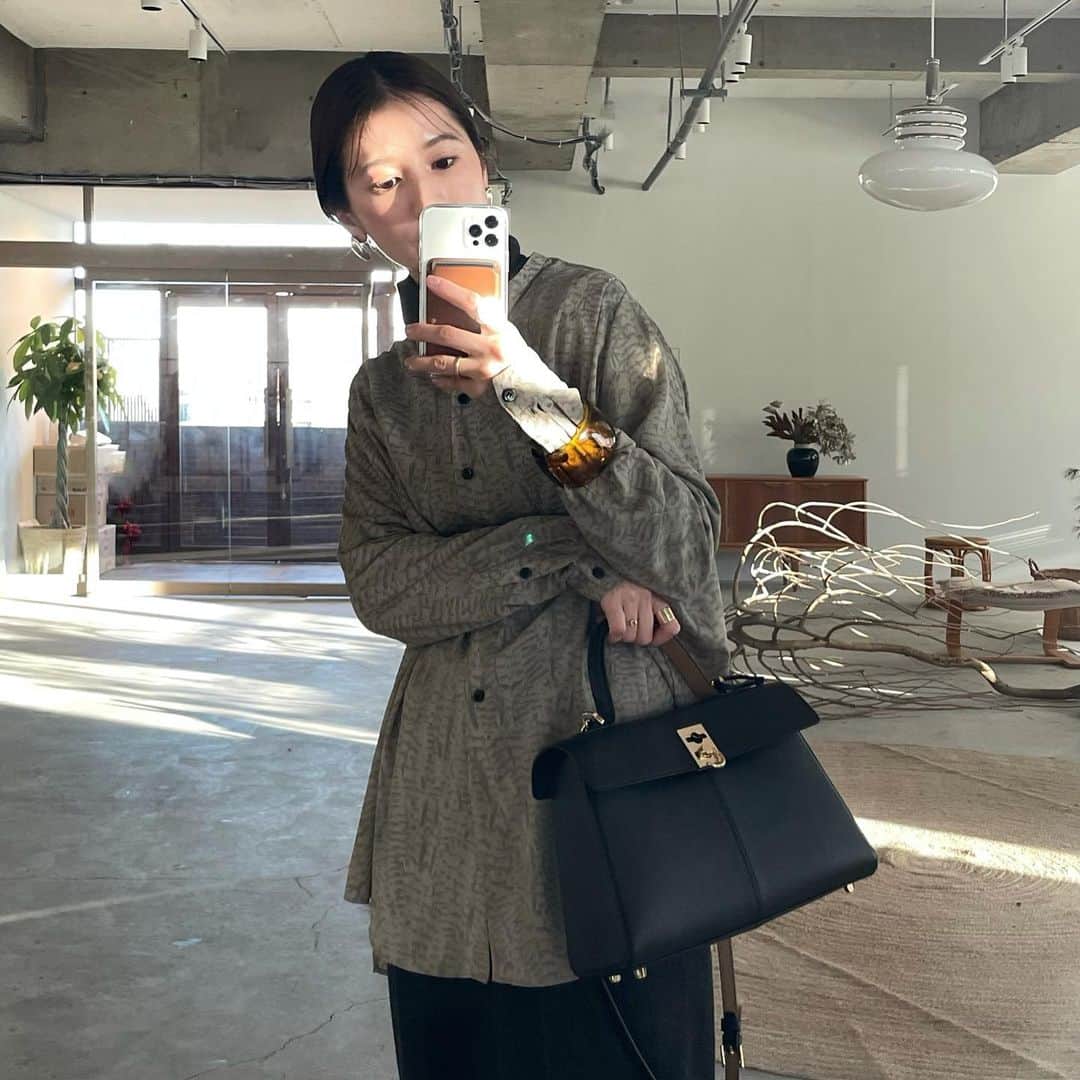 松本恵奈さんのインスタグラム写真 - (松本恵奈Instagram)「おはようございます⚪️今日の私服は発売中のパイソンシャツにユニクロのカシミアタートルを合わせて着ています♡インナーに着ているタートルニットもパンツ（vintage）も色はグレーで揃えました。 このBAGはCAFUNEです◎ アクセはこれから発売されるclaneだよ！  では準備して撮影行ってきます！ 今日はハードになりそうだな。笑 皆さんも素敵な1日になりますように⚪️  #thx #cafune #clane #vintage」1月21日 9時10分 - ena1123
