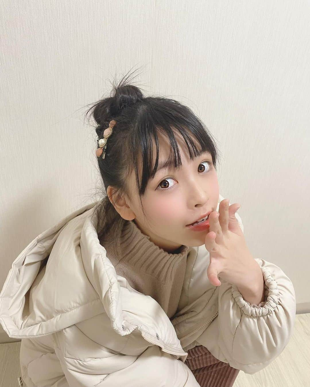 AIRIさんのインスタグラム写真 - (AIRIInstagram)「おは☀️ . . #PiXMiX #アイドル #idol #偶像 #コーデ #ファッション #大好き #カジュアル #冬 #ふわふわ #モコモコ #白 #ベロア #ガウチョパンツ #かわいい #kawaii #GRL #お団子 #ヘアアレンジ #高校生 #code#fashion #jk #fjk #winter  #followme #casual」1月21日 9時10分 - aylin200442