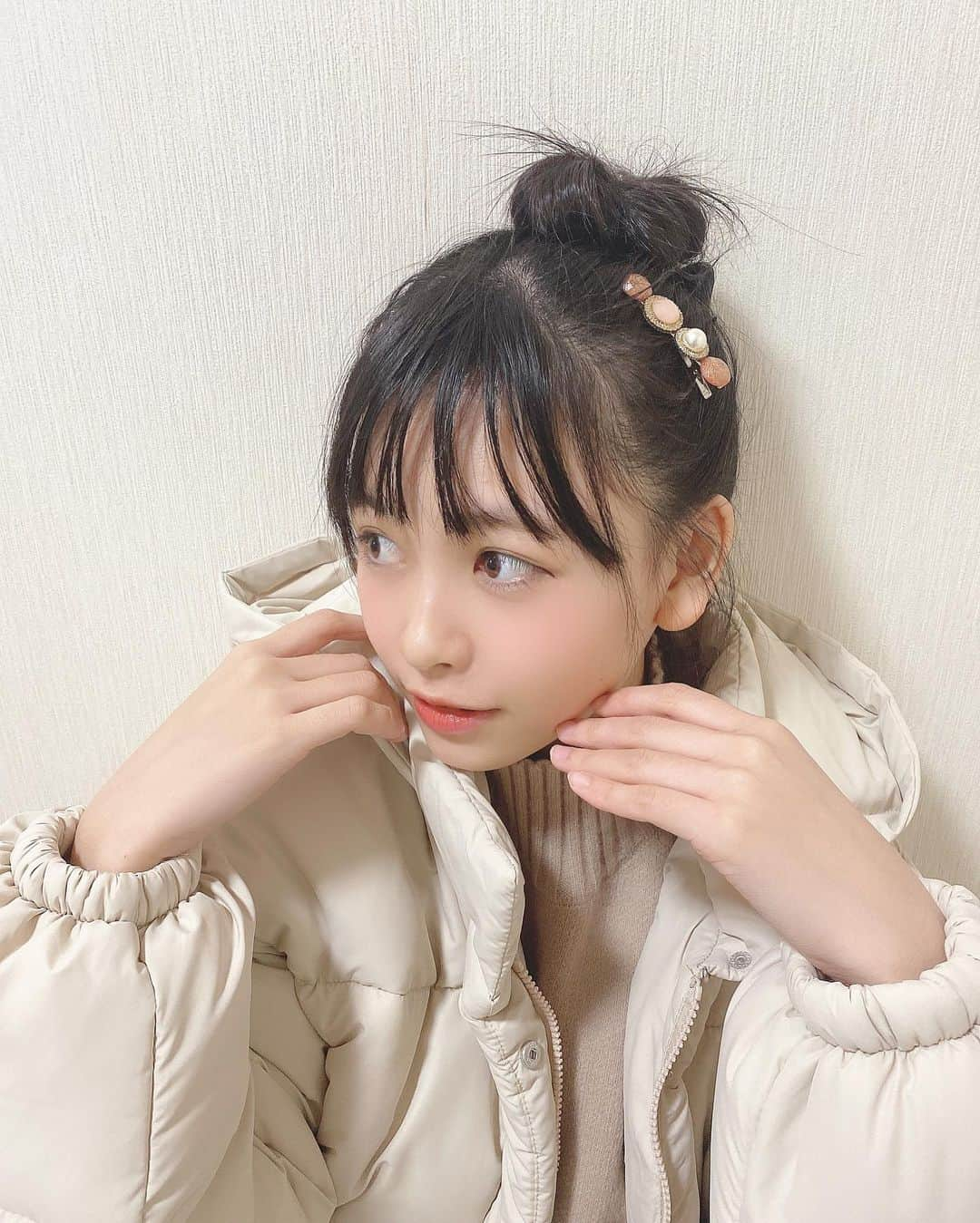 AIRIさんのインスタグラム写真 - (AIRIInstagram)「おは☀️ . . #PiXMiX #アイドル #idol #偶像 #コーデ #ファッション #大好き #カジュアル #冬 #ふわふわ #モコモコ #白 #ベロア #ガウチョパンツ #かわいい #kawaii #GRL #お団子 #ヘアアレンジ #高校生 #code#fashion #jk #fjk #winter  #followme #casual」1月21日 9時10分 - aylin200442