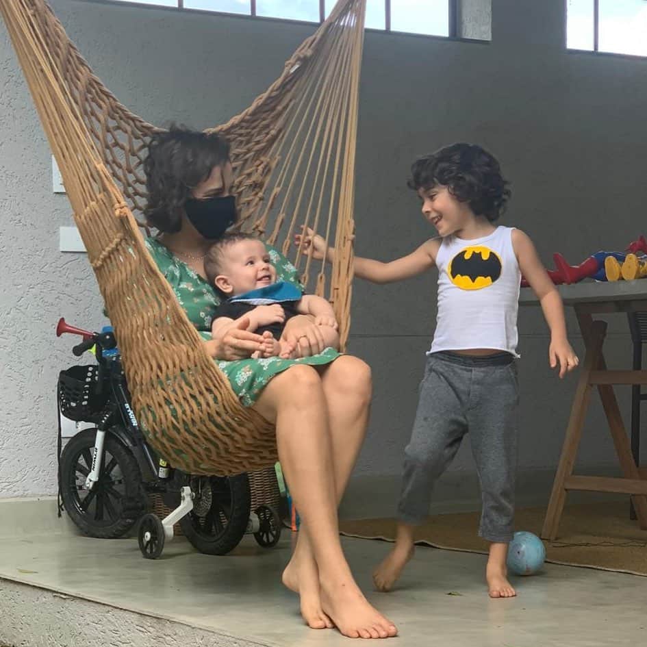 Tainá Müllerのインスタグラム：「Essa foto 🙌🏼❤️   O Tintin e o Benja tem exatamente a mesma diferença de idade que eu tenho da @titimuller_. É muito lindo ver o Martin olhando pro primo com o mesmo olhar de cuidado e curiosidade que eu olhava pra baby Titi. E o Benja é exatamente o bebê que ela foi: a coisa mais fofa, risonha e de boas do mundo. E agora esses dois molequinhos tem a oportunidade de recontar a nossa história, sob outro ponto de vista. A vida é cíclica. 🌬」