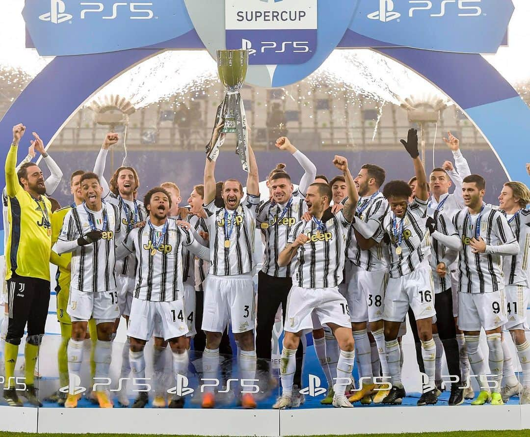 アドリアン・ラビオのインスタグラム：「We work every day to live these moments! Raising these trophies is the most beautiful reward for the group 👍🏼🏆 BRAVI TUTTI !!  #PS5supercup #FinoAllaFine #ForzaJuve」