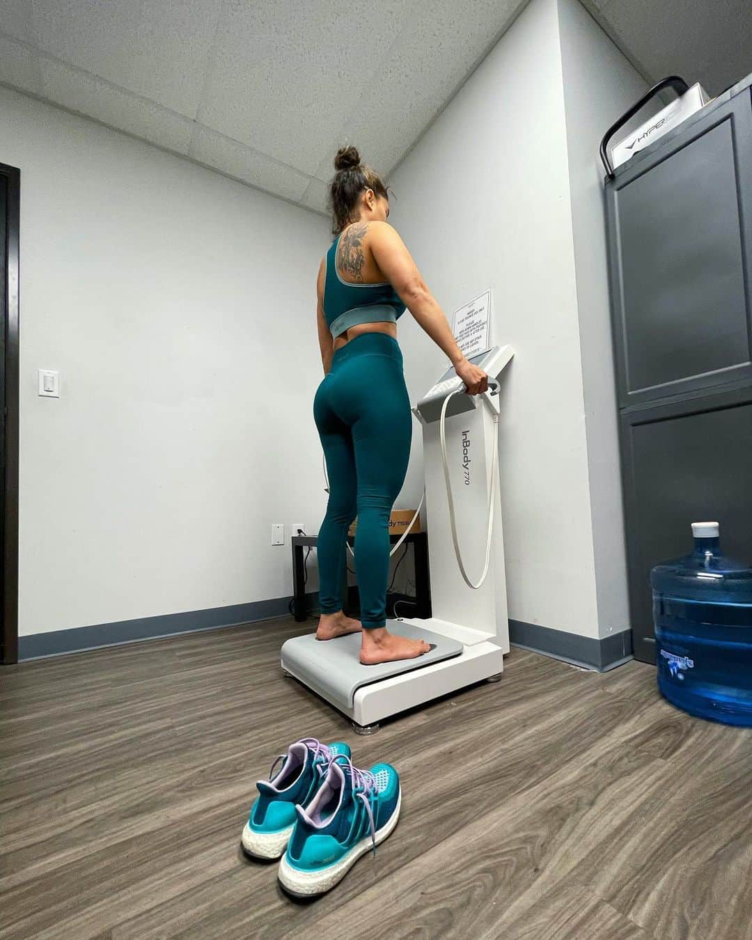 Tianna Gregoryのインスタグラム：「I am so excited to have an @InBodyUSA at my gym!! The InBody uses BIA to measure your muscle, fat, and water levels in less than 60 seconds. I will be posting my scan results every month and what i’ve done with my workouts and diet that month!  ✨ I am going to try to get my body fat down a little and train hard to keep my muscle. Since having my baby, I have some extra fat in my trunk and arms that i’m going to try and burn 🔥  ✨ @InBodyUSA has a home version of this that I have to track weekly when i’m not able to get in the gym which is amazing and is able to connect to your phone.」