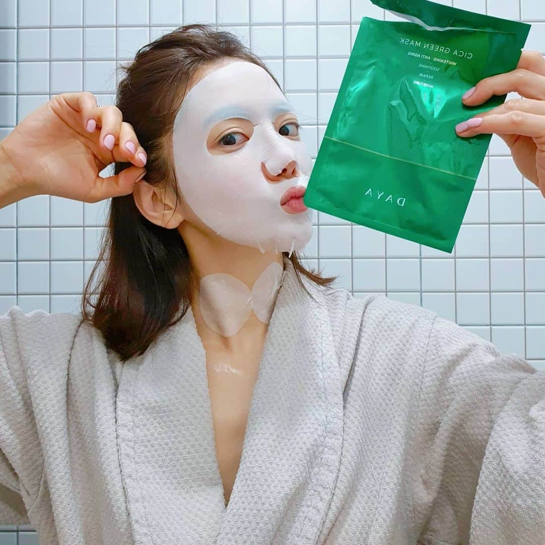 ユ・ハナのインスタグラム：「마스크팩 종류가 백만가지일테지만 은근 마스크팩에 진심인편🙏   🌿상처난 호랑이를 치유하는 초록의 힘, 시카 보습 에너지가 가득 채워진 미백&주름개선은 기본, 수분가득 채워진 모이스처 🔆진정🔆솔루션🌿   많이 기다리셨죠 😭🎶 DAYA 시카초록마스크팩 & 100%대나무원단 프리미엄 페이셜패드(화장솜)  OpEn ☆   🙈마스크 시트지가 도톰하면서 이렇게 부드러워도 되나싶은  ✔뛰어난 수분저장능력의 대나무 유래 친환경 마스크시트 🙈오래붙혀도, 붙혔다 뗀 후에도  이렇게 촉촉하게 오래 남아있는 느낌은 ✔듬뿍☆들어간 고농축 에멀젼 타입의 에센스 🙈시트지 제거 후 바로 느껴지는 차가워진 얼굴온도와 붉었던 느낌은 맑고 환하게 !! ✔높은함량의 병풀추출물과 마데카소사이드의 재생 ✔하이드롤라이즈드 콜라겐이 수분공급+피부장벽강화   데일리케어도 중요하지만, 데일리케어를 잘 못하고있다면 더더욱이 절실한 우린 지금 !!  제대로 된 🔆진정 + 회복 + 보습🔆 이 필요해요.   👉저의 꾸울🍯Tip ☆ 에센스가 팩 붙히고도 엄청 많이 남아있어요. 우리 또 그거 아깝잖아요?!  이때, 페이셜패드를 3~4장 넣어 쪼물쪼물 패드에 에센스를 흡수시키기!!  에센스를 잔뜩먹은 패드를 목이며 입술등에 붙혀서 제 2의 팩을 만들기 ♡ 알뜰하게 남은 에센스까지!! 패드 버리기 전 팔꿈치에도 쓱쓱 😁   🍃페이셜패드 (70×70mm 100매입) 무형광+무색소+저자극+초밀착의  프리미엄 화장솜이에요.  ✔친환경 대나무100% 무형광 원단 사용 ✔보풀없는 촘촘한 원단 ✔포름알데히드 형광증백제 미검출   한번을 붙혀도 제대로 된 걸 붙혀보세요! 다른 게 느껴지실거에요.   어쩌다 가는 몇십만원짜리 피부관리보다 꾸준히 집에서 신경쓰는 작은 관리들을 우리피부는 더 알아줄테니♡   오늘부터 주말까지 착한가격으로  www.fromhana.com 에서만 ❤」