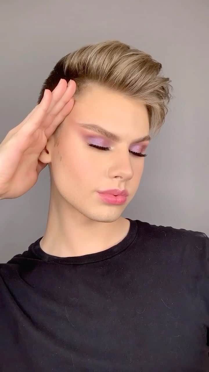 Too Facedのインスタグラム：「Shoutout to @trevor.j.barrett for showing us how to slay this look! 🔥 Comment your FAVE part of this glam via emoji.⁣ 💜 That's My Jam Mini Palette⁣ 🍑 Peach Bloom Lip & Cheek Tint shade Peach Glow⁣ 💋 Peach Bloom Lip Balm shade Peach Punch⁣ ✨ Killer Liner shade Cashmere⁣ 💖 Better Than Sex Lashes style Doll Lashes⁣ #regram #toofacedambassador #toofaced」