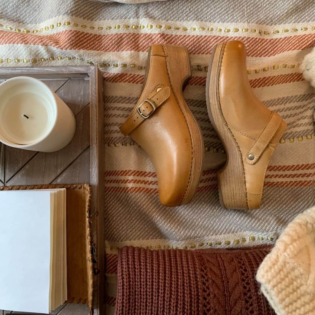 ダンスコのインスタグラム：「Just when you thought you didn’t need another pair of clogs… Shop Berry on our website now!」