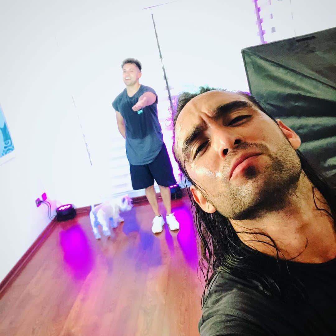 クラウディオ・リースのインスタグラム：「Trabailando  con @crisantivil Y Emi   @facuemiwestie  #salsation」