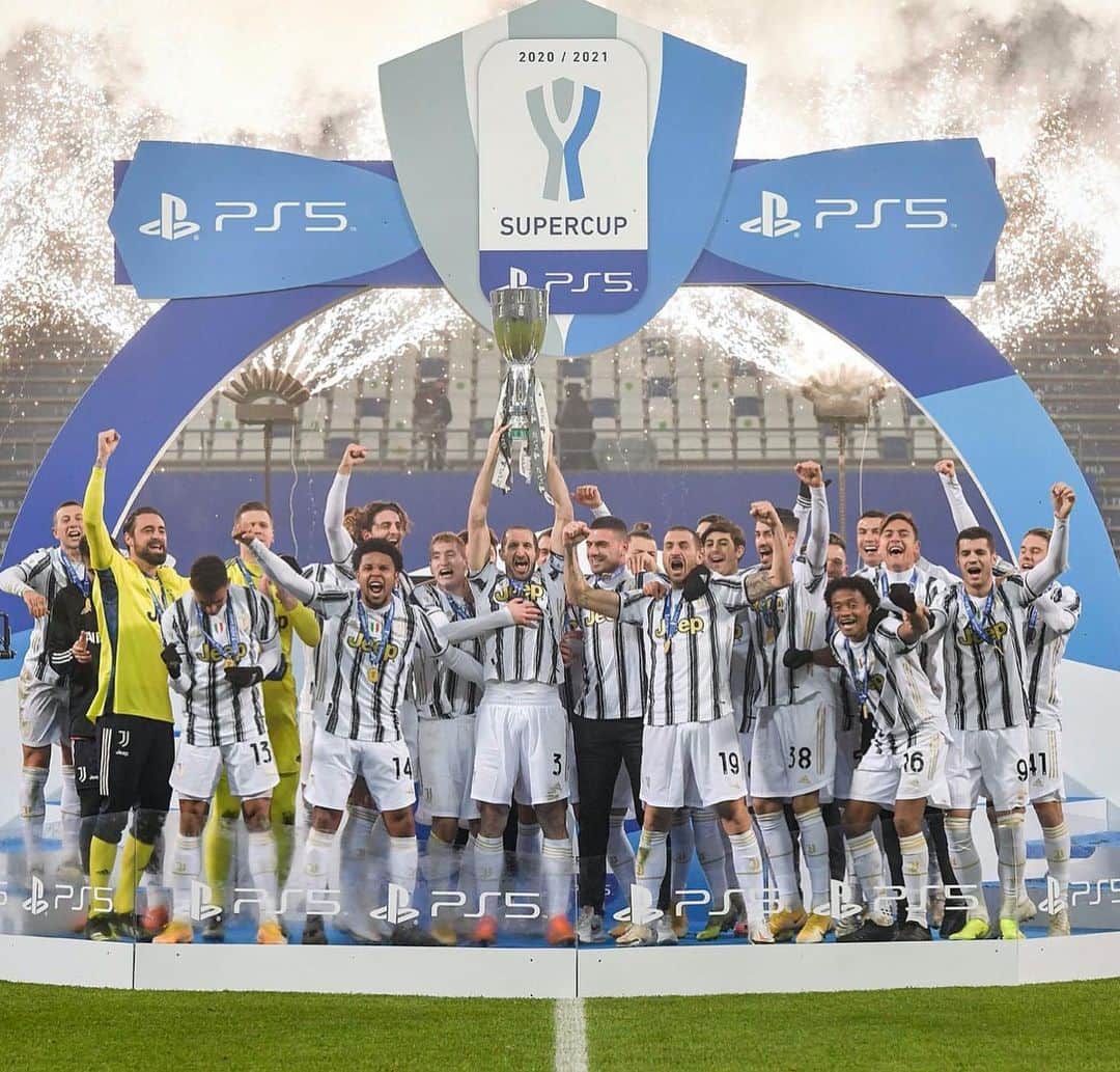 ヴォイチェフ・シュチェスニーのインスタグラム：「Another piece of silverware with this team! Let’s keep this going😎💪   #ForzaJuve #Team #PS5Supercup」