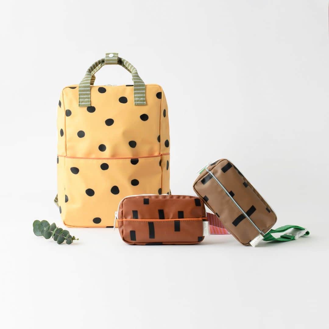 のインスタグラム：「Sticky  Lemon_back pack etc... リサイクルペットボトルを使用しており、 天候を問わず使える防水仕様もポイント。  ．  @lilietnene プロフィールリンクより リリエネネWEBサイトへ  よろしければご購入されたお客さまは #lilietnene のタグづけをして投稿して 頂ければ嬉しいです！  パリのこども達とのライフスタイルや、 情報を発信する @lilietnene_paris もぜひご覧ください。 ．  #stickylemon #ステッキーレモン #バッグパック #オランダ発ブランド #ウエストポーチ #lilietnene #リリエネネ #babyfashion #kidsfashion #paris #出産祝い #gift #キッズセレクトショップ #キッズファッション女の子 #ベビーファッション女の子 #女の子のママ」