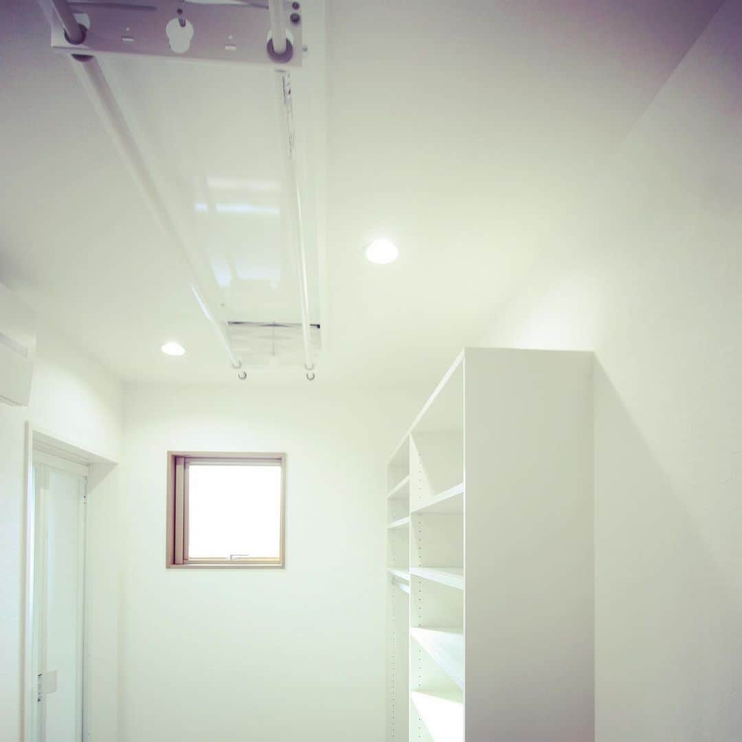 井上建設株式会社（下関）のインスタグラム：「#inouek #お部屋干し #あるとべんり #捗る家事   お洗濯物を干す場所は、邪魔にならず、風通しの良いところが良いですね！ WICにも近いです✨」