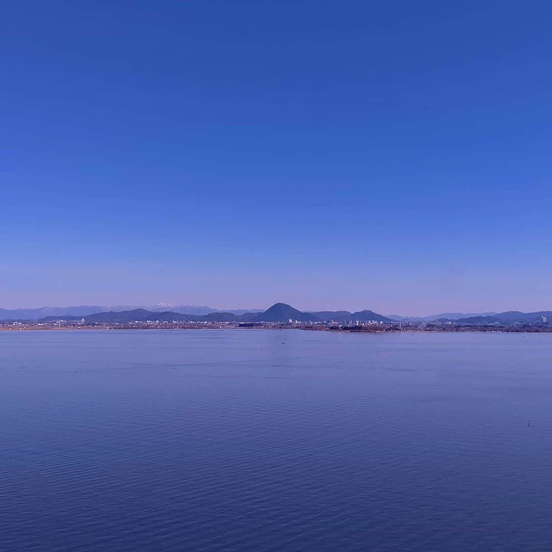 琵琶湖グランドホテル / 京近江のインスタグラム：「琵琶湖ブルー。 #琵琶湖 #絶景 #京近江のお部屋にて #近江富士 #ブルー #空 #滋賀 #京都 #滋賀旅行 #旅行 #琵琶湖グランドホテル #京近江 #lakebiwa #beautifulview #landscape #sky #blue #shiga #kyoto #japan #gobiwako #hellootsu #goto #travel #biwakograndhotel #kyooumi  @biwakograndhotel_kyooumi」