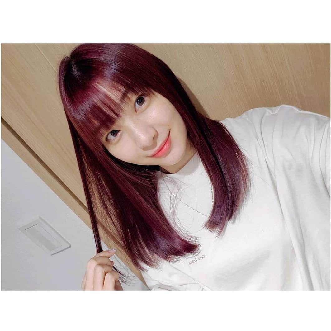 のインスタグラム：「足立梨花さんにご来店いただきました🥺. 担当はディレクターNOGUCHI. いつも有難うございます！ . #足立梨花　さん💜 #ROI #hair #hairsalon #hairstyles #haircut #haircolor #hairstyle #NOGUCHIさ #青山ヘアサロン #表参道ヘアサロン #青山美容室 #表参道美容室 #青山#表参道 #ヘアカラー #ヘアカラートレンド #ヘアカラーピンク #ヘアカラーパープル #ヘアカラーチェンジ #ヘアスタイル #ヘアスタイルミディアム #ヘアスタイルチェンジ #髪質改善  . . . #Repost @adacchee (@get_repost) ・・・ ROI初めしてきたよ💇‍♀️﻿ 前回は赤強めだったので今回は紫強め！﻿ かわいい仕上がりになった:)﻿ ﻿ 最後の写真がノン加工です。﻿ 今年もよろしくお願いします😊💜﻿ ﻿ #ROI #美容室 #カラーリング #ピコトリートメント #パープル﻿ #レッド」