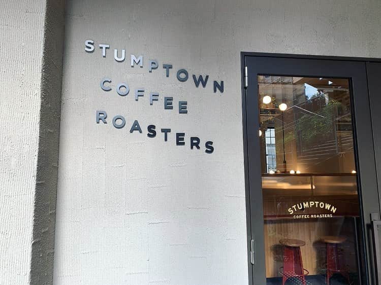 海下真夕さんのインスタグラム写真 - (海下真夕Instagram)「. 毎朝コーヒーの豆挽いてこぽこぽと淹れる時間が好き。 珈琲の香り、ゆったりとした時間。 その他の準備は慌ただしいけれど。 ほんの少しのホッとするひととき😌☕️  写真は2ヶ月くらい前に京都に行った時の。 @stumptowncoffee kyoto 今はこちらのコーヒー豆💁‍♀️  #stumptowncoffee  #kyoto#japan #京都#京都旅行 #acehotelkyoto  #珈琲のある暮らし  #珈琲#珈琲豆 #モーニングルーティン #朝の時間」1月21日 9時43分 - kaigeworld