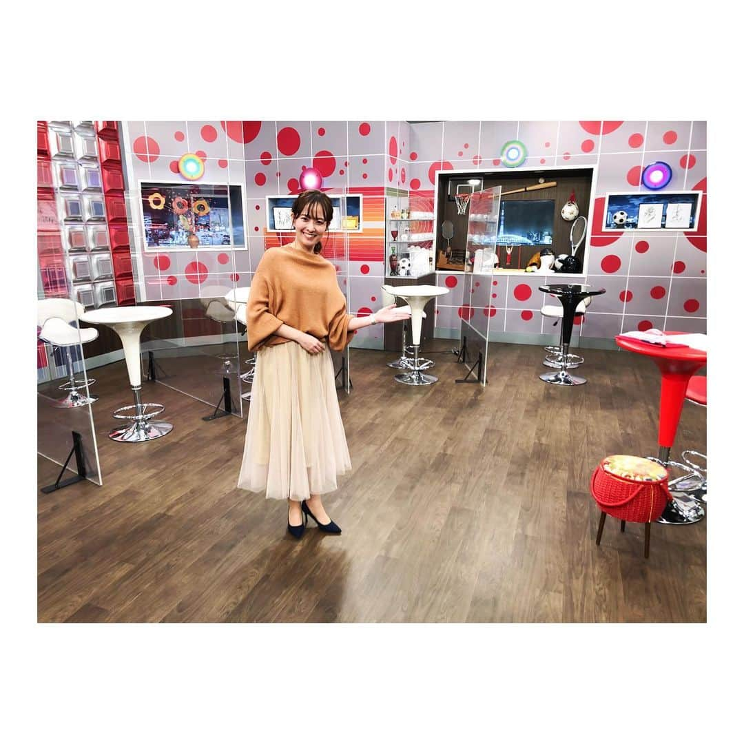 西島まどかのインスタグラム：「NHK BS1 #スポーツ酒場語り亭 昨夜再放送でした📺 店内引きの画こんな感じです。いらっしゃいませ、こんばんは〜  今回の衣装は @brownie_inc さん。  手の届きやすい価格帯でありつつ、 トレンド感とリラックス感あるお洋服を作っていらっしゃるブランドさんです。  様々な事情や影響がある中、今までの繋がりで協力してくださる人が居る事、信頼できる仲間 @tomomon52 が居る事は本当に有り難いです。  色んなことに気付くこの1年。  #brownie_official﻿ #stylingbybrownie﻿ #キレイめカジュアル﻿ #リラックススタイル﻿ #リラックスカジュアル﻿ #大人カジュアルコーデ﻿ #オトナカジュアル﻿ #フェミニンコーデ﻿ #フェミニンスタイル﻿ #秋冬コーデ﻿ #ニュアンスカラー﻿ #ニュアンスカラーコーデ﻿ #ラテカラーコーデ ﻿ #ラテカラー女子 ﻿ #淡色女子﻿ #淡色コーデ﻿ #大人フェミニン ﻿ #大人のフェミニンカジュアル ﻿ #大人可愛いコーデ﻿」