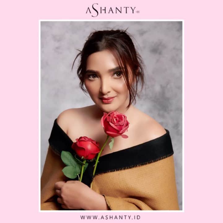 のインスタグラム：「Ashanty Beauty Cream Anti Aging Series menjaga dan merawat kulit wajah, mencegah timbulnya tanda penuaan dini seperti kerutan, flek hitam dan garis halus. Bermanfaat untuk mencerahakn wajah, melembutkan, melembabkan, mengencangkan, mengenyalkan dan mengecilkan pori - pori wajah ✨  Nikmati Special Promo Awal Tahun, Ashanty Beauty Cream hanya Rp 450.000,- perpaket! Stock Promo sangat terbatasss, pesan sekarang juga sebelum kehabisan. Pilih salah satu cream series yang sesuai dengan jenis dan kondisi kulit wajahmu saat ini Anti Aging, Whitening atau Acne Cream Series. _________________________________ Informasi dan pemesanan : WA: 087778489900 WA: 081287388885 WA: 085781140354 WA: 081293823950 FAST RESPONS CLICK LINK yang ada di Bio IG @ashantyid  _________________________________ #creamwajag #beauty #cosmetics #brandlocal #skincare #skincarelocal #thehermansyah #beautyvlogger #beauty #kosmetikmahal #ashantyid #keluargaasix #ashantyhermansyah #mua」