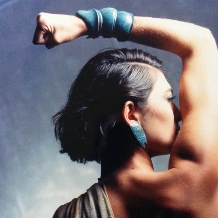 ホアキンベラオのインスタグラム：「El poder del bronce patinado en verde en brazalete y pendiente」